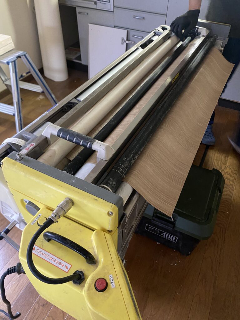 天井用の木目クロスに糊を付ける作業